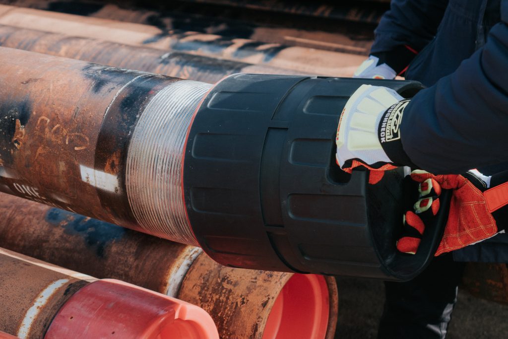 Turning of the BEWI Universal protector's cap on a pipe